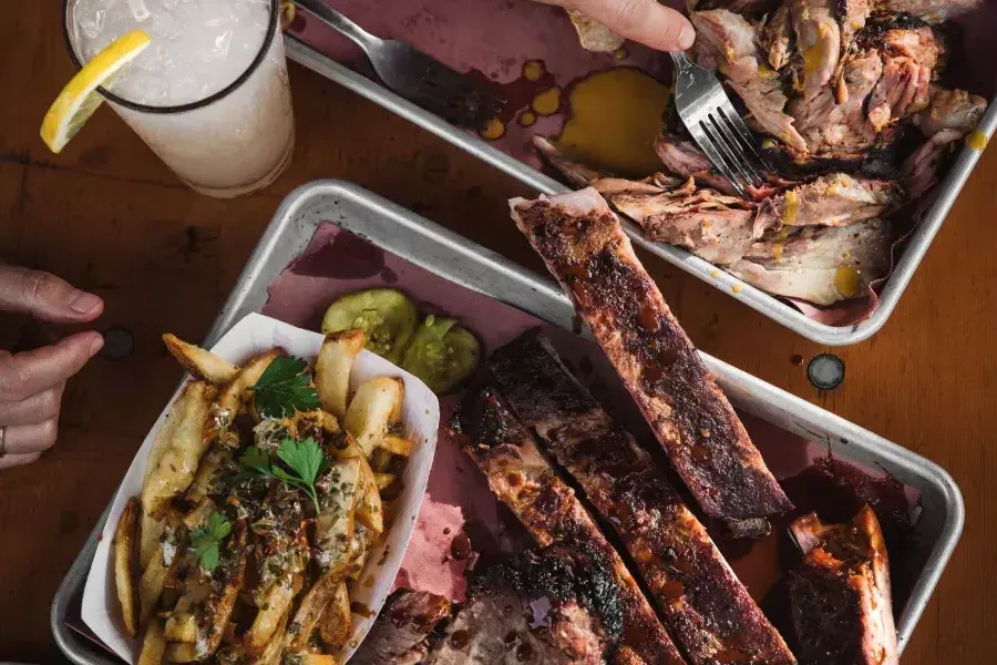 Toma cenital de dos platos rellenos con carnes y guarniciones a la parrilla.