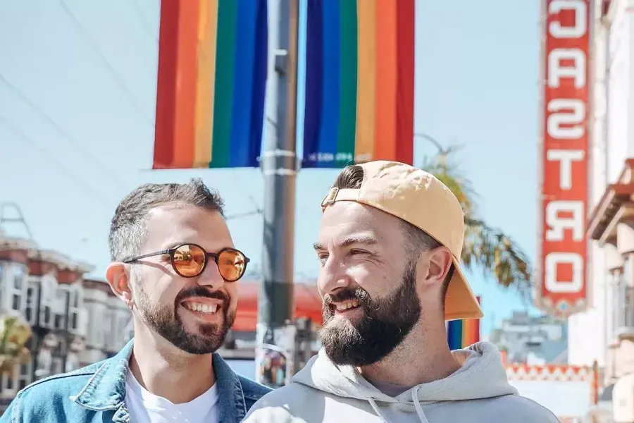 Hommes traînant dans le Castro