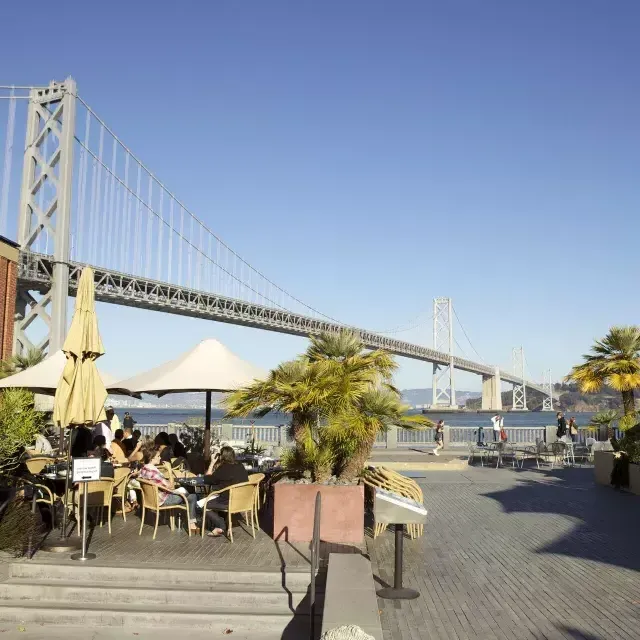 Los comensales disfrutan de una comida a lo largo del paseo marítimo de San Francisco.