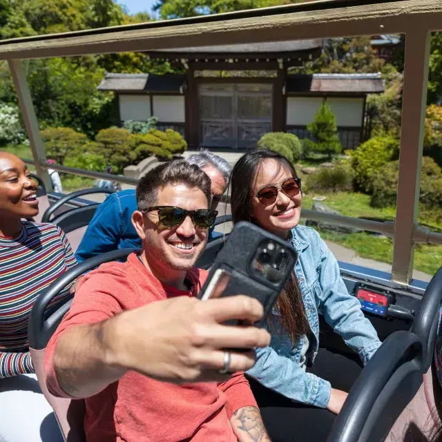 Un homme prend un selfie lors d'une excursion en Big Bus