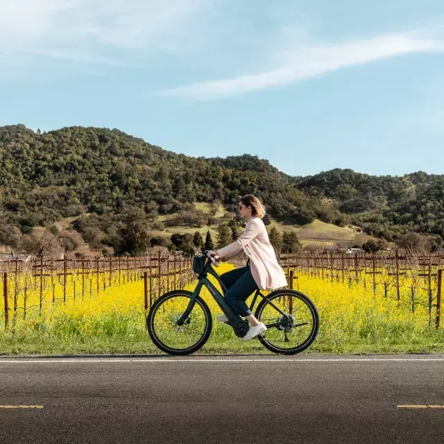 Mujer andando en bicicleta en Napa.